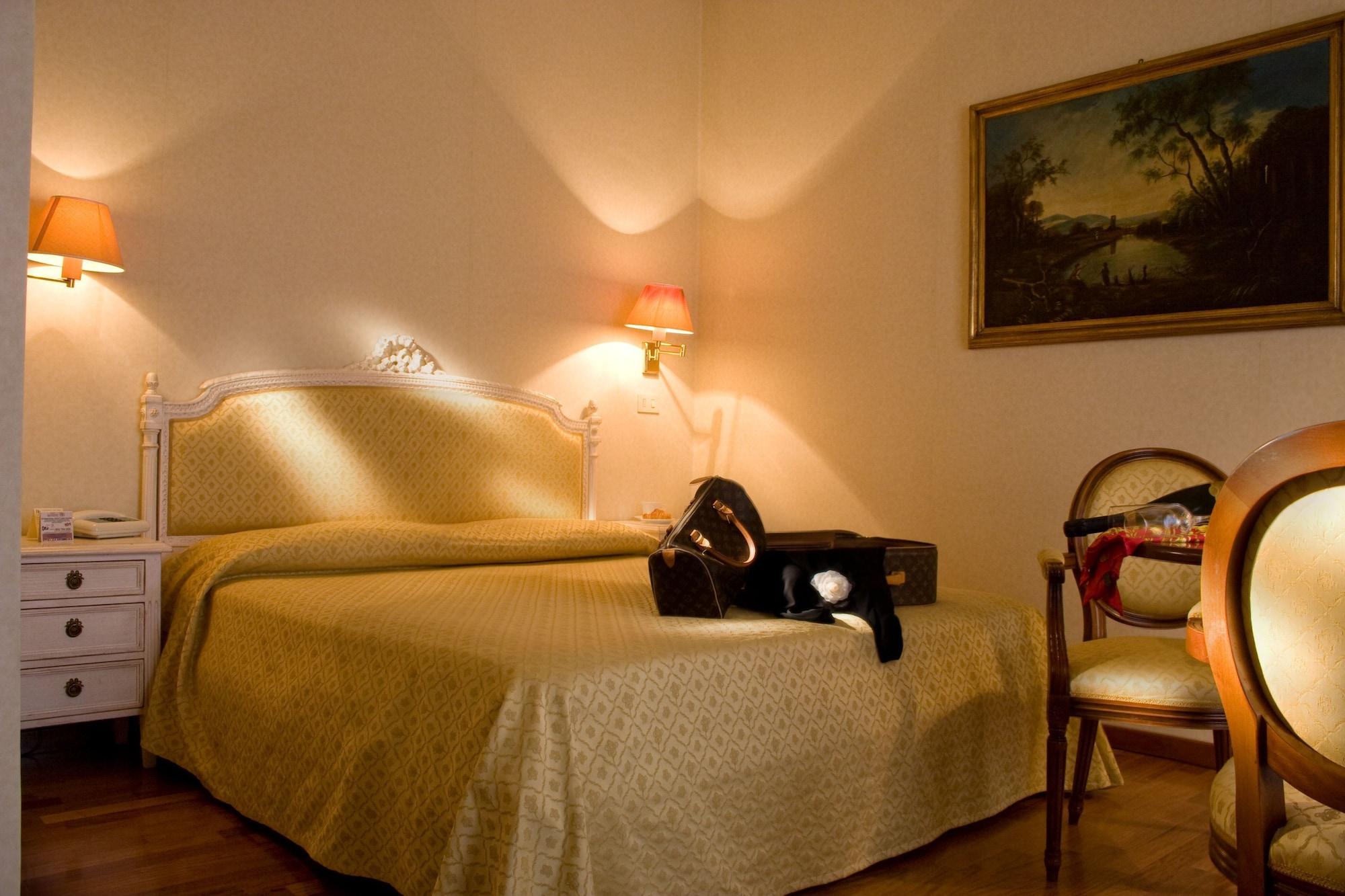 Hotel Bramante Тоді Екстер'єр фото