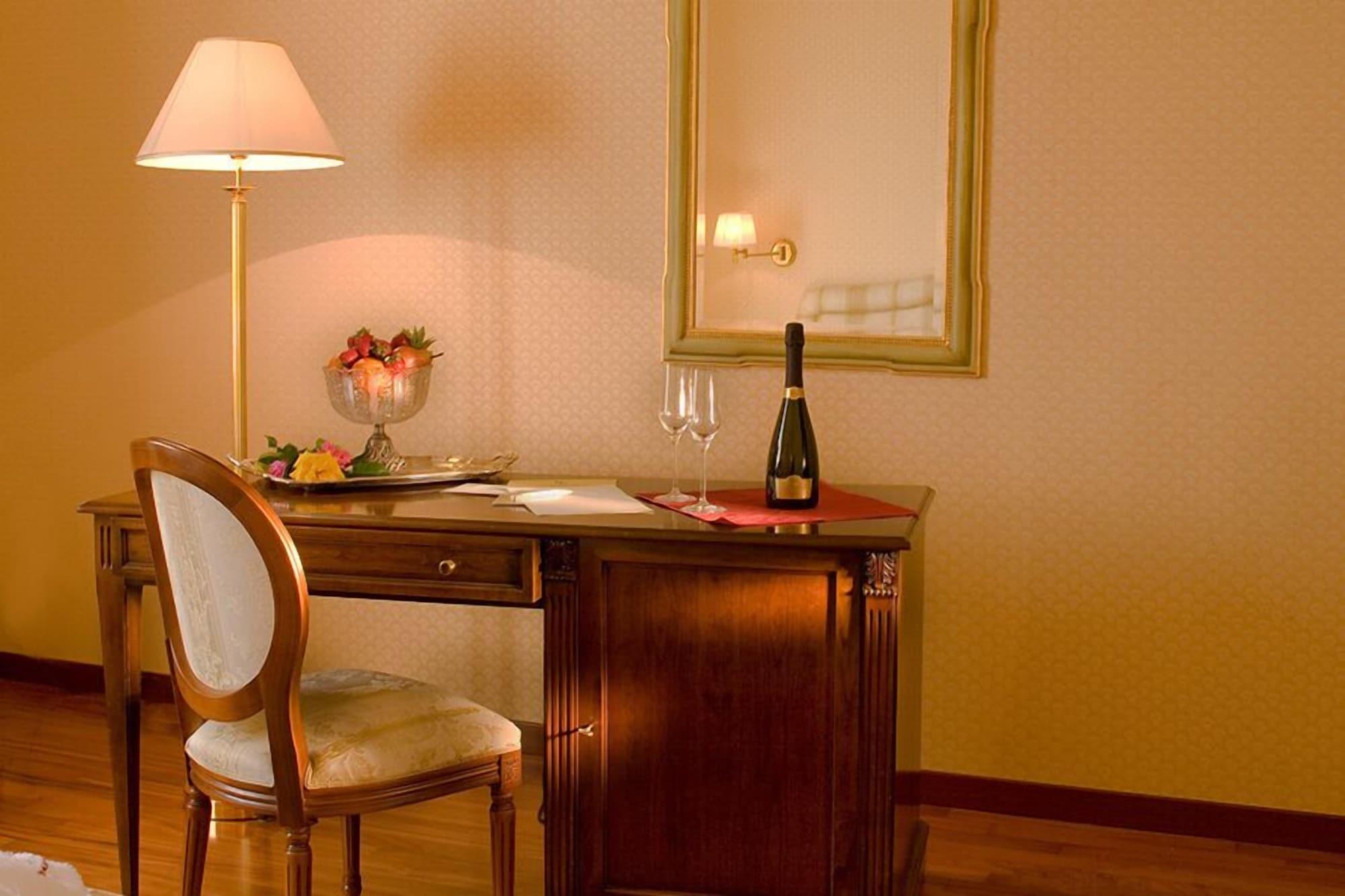Hotel Bramante Тоді Екстер'єр фото